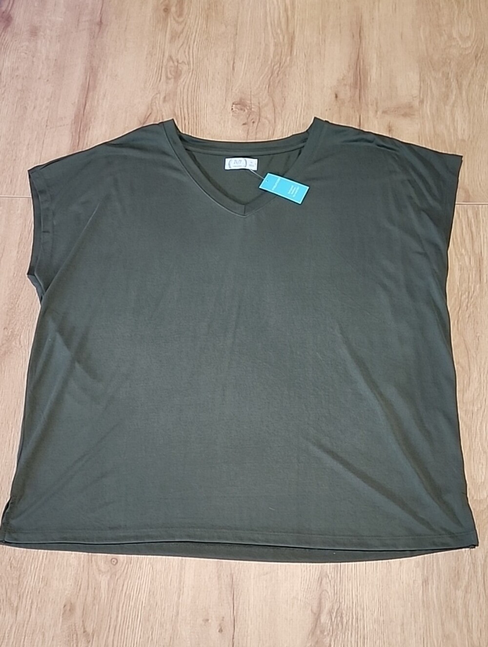 Relaxed V-Neck Short Sleeve Tee in Olive
